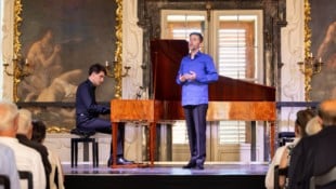 Im Planetensaal des Schlosses Eggenberg kämpft Tenor Daniel Johannsen mit dem Schicksal.