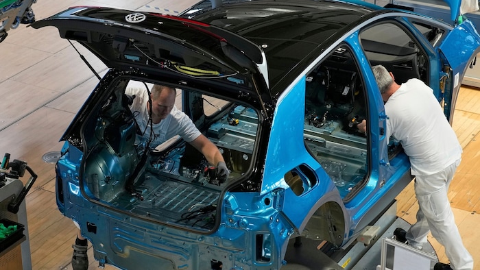 Europas Autoindustrie steht vor einer Zeitenwende: Hohe Kosten, sinkende Nachfrage und riesige ...