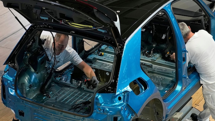Arbeiter im Volkswagen-Werk in Dresden