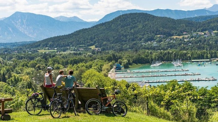 Auch ein Blick auf das schöne Strandbad ist vom Fahrrad aus machbar.