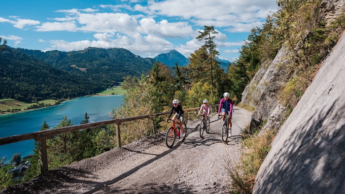Mit vielen Höhenmetern und langen Anstiegen ist die Region um den Weissensee ideal für sportlich ...