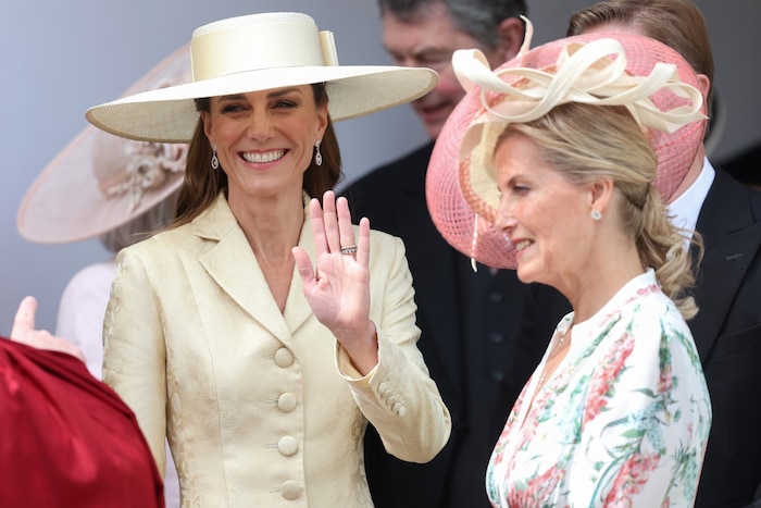 Beim Termin mit Kate Ende Juni waren die blonden Haare von Herzogin Sophie noch deutlich länger.