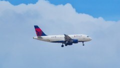 Ein Airbus A319 der Delta Airlines wurde während des Landeanflugs auf Chicago von einer ...