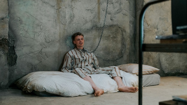 Anson Boon spielt den Gefangenen Tommy in „Good Boy“.