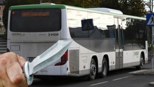 Mit einem Messer soll der Buslenker von einem Mann bedroht worden sein. Der Unbekannte konnte ...