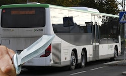 Mit einem Messer soll der Buslenker von einem Mann bedroht worden sein. Der Unbekannte konnte ...
