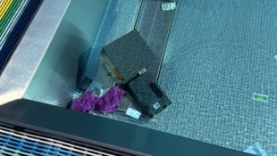 Der geknackte Tresor landete im Kinderbecken.