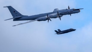 Zwei britischen F-35-Kampfjets (einer davon im Hintergrund) haben die Tupolew Tu-142 (oben) ...