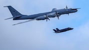 Zwei britischen F-35-Kampfjets (einer davon im Hintergrund) haben die Tupolew Tu-142 (oben) ...