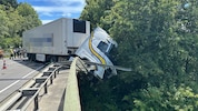 Der Sattelzug wäre beinahe abgestürzt.