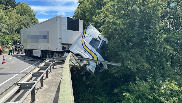 Der Sattelzug wäre beinahe abgestürzt.