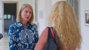 Die „Orgasmus-Päpstin“ (re.) im Gespräch mit Bildungs-Landesrätin Christine Haberlander (ÖVP)