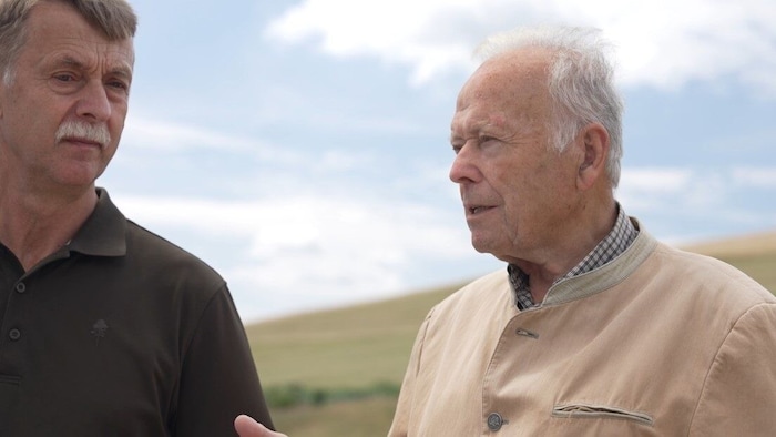 Hans Weber vom NÖ Wildtierverband und Wildtierexperte Stefan Sallmutter beim krone.tv-Dreh