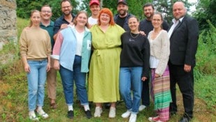Die neue Obfrau der KulturMarktLücke, Sarah Schrei-van den Berg, inmitten ihres Ensembles, das ...