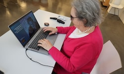 Die Seniorin (Symbolbild) tappte in die Anlagenfalle, und die Betrüger schafften es, dass sie ...