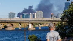 Nach dem Großbrand in einer Mülllagerhalle in Wien-Donaustadt gehen Ermittler nicht von ...