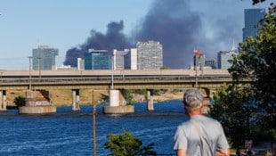 Nach dem Großbrand in einer Mülllagerhalle in Wien-Donaustadt gehen Ermittler nicht von ...