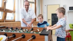 Primar Gerhard Nell mit Kindern am Wuzeltisch, ganz analog