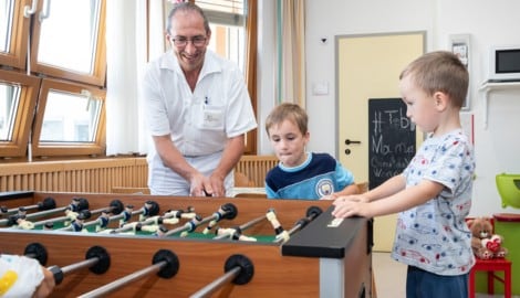 Primar Gerhard Nell mit Kindern am Wuzeltisch, ganz analog