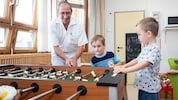 Primar Gerhard Nell mit Kindern am Wuzeltisch, ganz analog