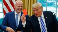 Gab zu, mit FIFA-Boss Infantino (l.): bezüglich der roten Karte für US-Stürmer Balogun ...