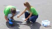 Greenpeace-Experte Stefan Stadler kontrolliert mit einer Kollegin einen Parkplatz in Meidling. ...