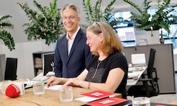 Da war die Stimmung noch besser: Elke Kahr und Kurt Hohensinner bei der „Krone“-Elefantenrunde ...