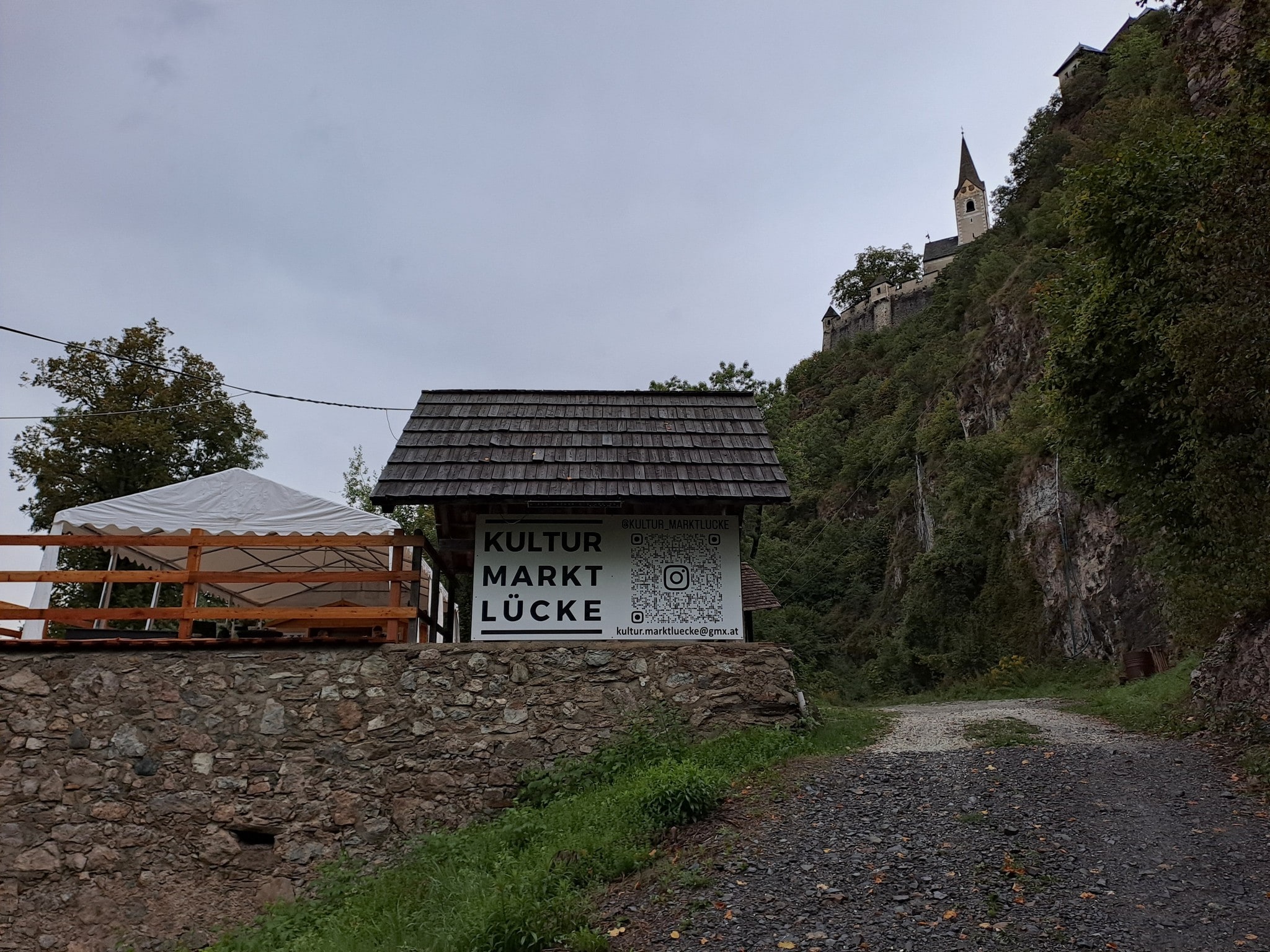 Ankommen mit Blick auf die Burg, etwas trinken, in den Keller gehen, sich überraschen lassen – ...