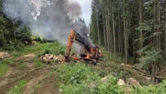Warum der Bagger in Brand geraten ist, ist derzeit noch unklar.