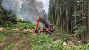 Warum der Bagger in Brand geraten ist, ist derzeit noch unklar.