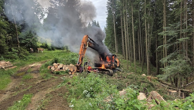 Warum der Bagger in Brand geraten ist, ist derzeit noch unklar.