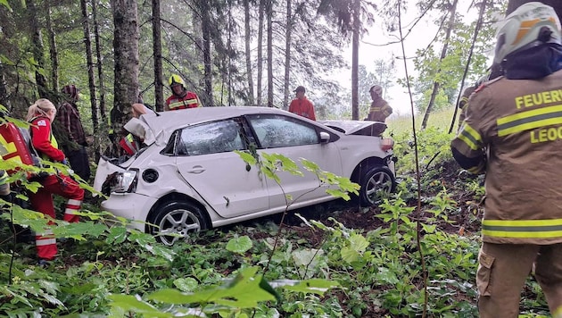 Der Lenker wurde im Auto eingeklemmt und musste von der Feuerwehr befreit werden.