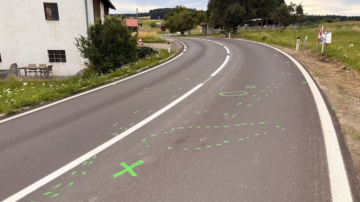 Der tödliche Unfall hatte in einer Kurve seinen Ausgang genommen.