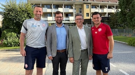 Hotelchef Gerald Stoiser mit Sohn Patrick sowie Trainer Ferdl Feldhofer und Christian ...