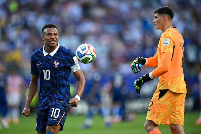 Orlando Gill (re.) bewarf Mbappe mit dem Ball.