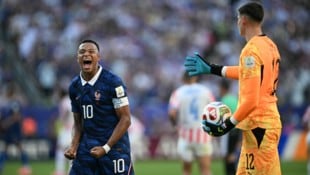 Großer Jubel nach dem Aufstieg ins Viertelfinale: Mbappe (li.).