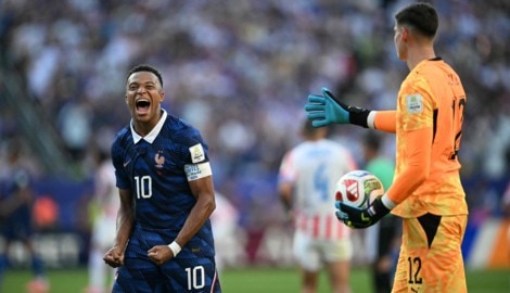 Großer Jubel nach dem Aufstieg ins Viertelfinale: Mbappe (li.).