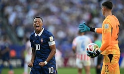 Großer Jubel nach dem Aufstieg ins Viertelfinale: Mbappe (li.).