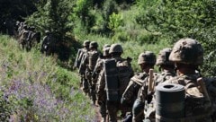 Ukrainische Soldaten während einer Übung hinter der Front