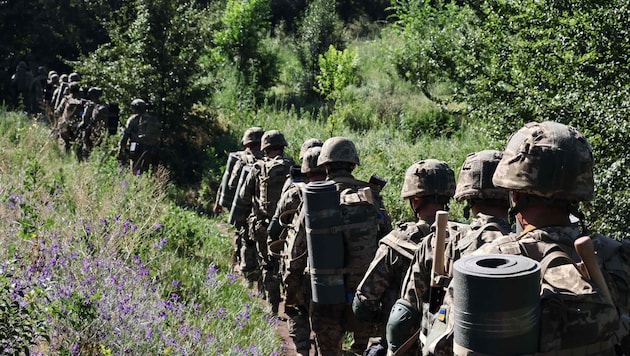 Ukrainische Soldaten während einer Übung hinter der Front
