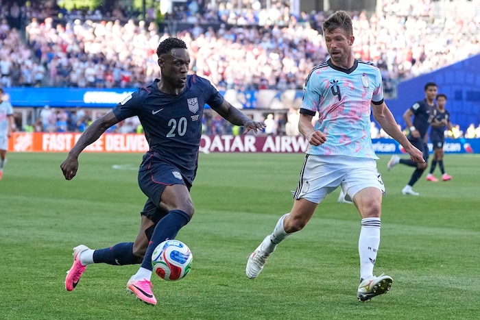 Folarin Balogun (li.)