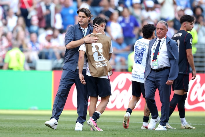 USA-Teamchef Mauricio Pochettino (li.) musste seine Spieler trösten.