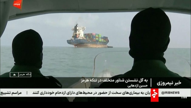 Ein Frachter in der Straße von Hormuz