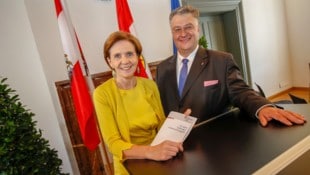 Zahlreiche Berichte lieferte Rechnungshofdirektor Hillinger an Landtagspräsidentin Pallauf.