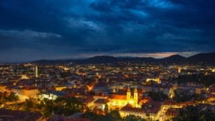 Der Nachthimmel bleibt wolkenverhangen, auch Schauer können in vielen Regionen niedergehen.