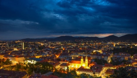Schauer und Gewitter bleiben auch abends und stellenweise in der Nacht Begleiter.