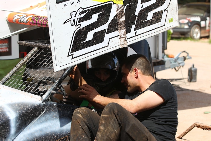Stockcar-Champion Bernd Herndlhofer gibt unserer Rookie-Pilotin letzte wertvolle Tipps.