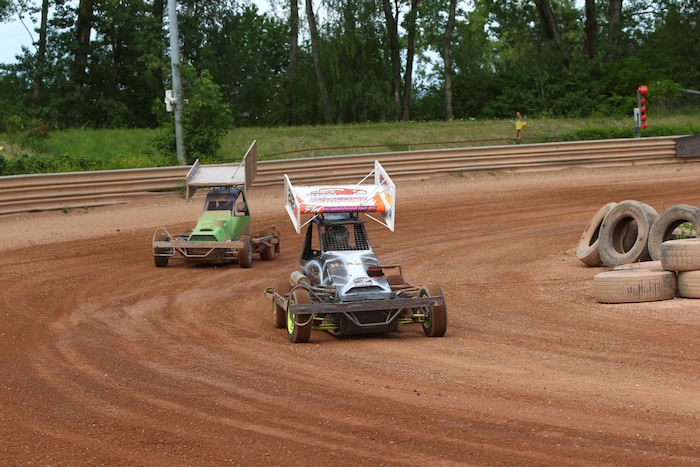 Ein packendes Kopf-an-Kopf-Duell im F2-Stockcar