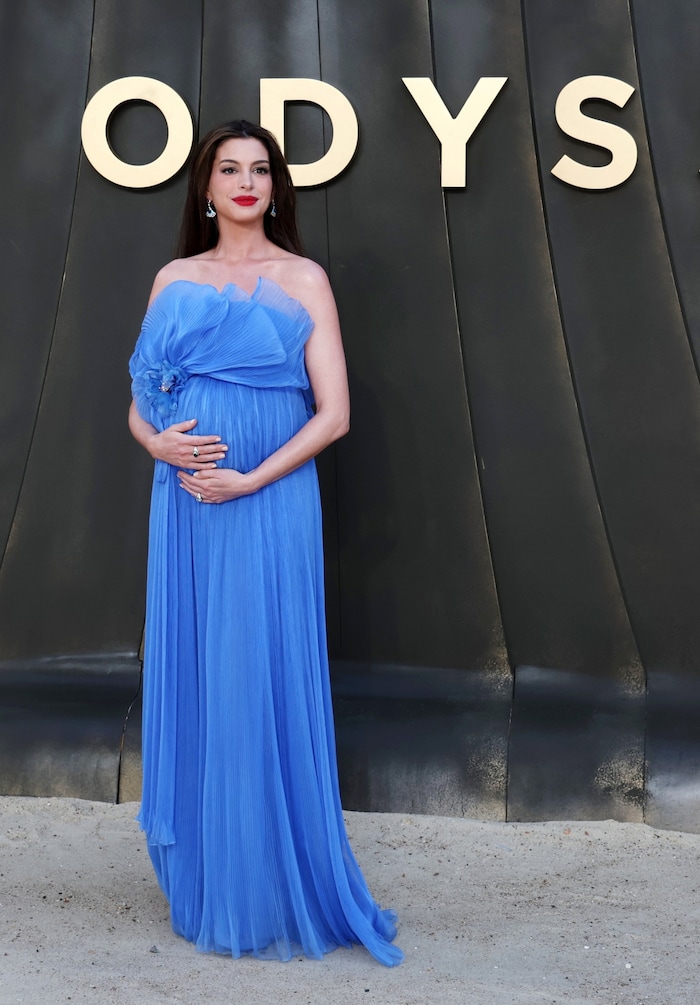 ... und setzte mit diesem Glamour-Look ihren Babybauch toll in Szene.
