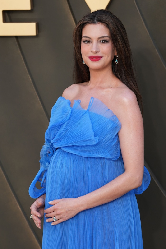 Anne Hathaway trug ein hellblaues Dior-Dress ...